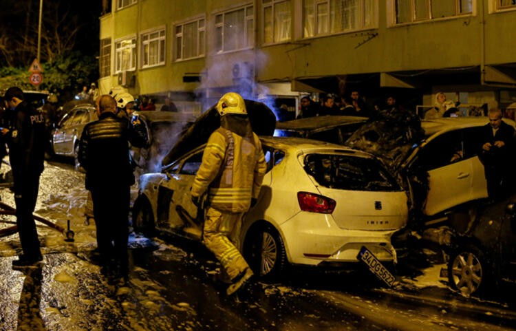 İstanbul'da gece yarısı büyük şok! Otomobilleri ateşe verdiler