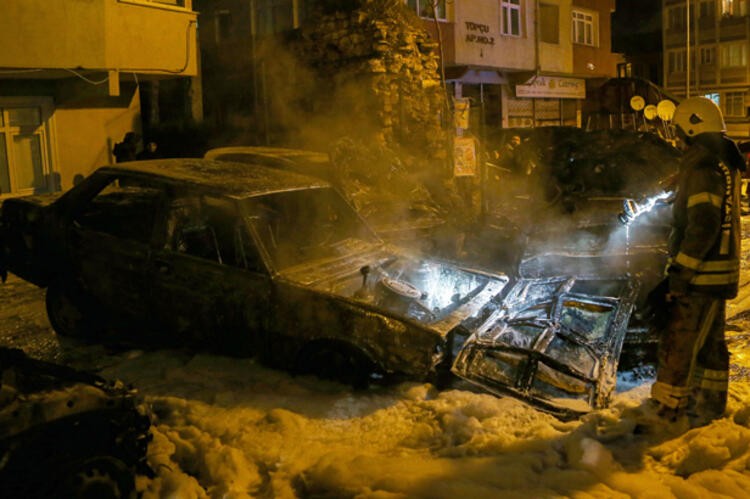 İstanbul'da gece yarısı büyük şok! Otomobilleri ateşe verdiler