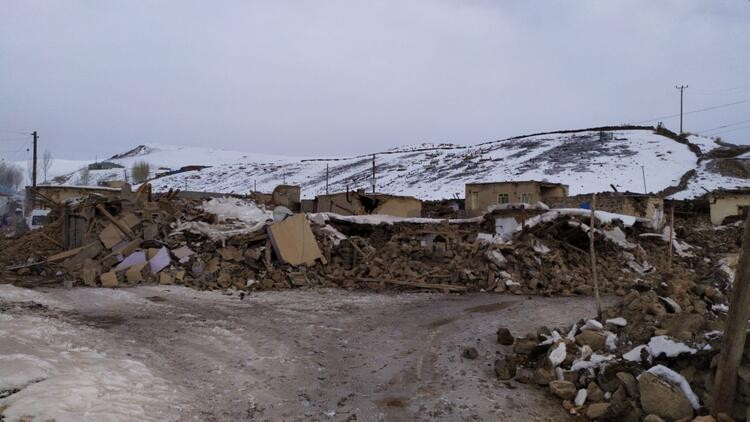 İran'da deprem oldu! Van'da onlarca ev yıkıldı