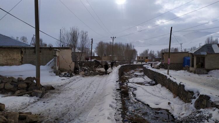 İran'da deprem oldu! Van'da onlarca ev yıkıldı