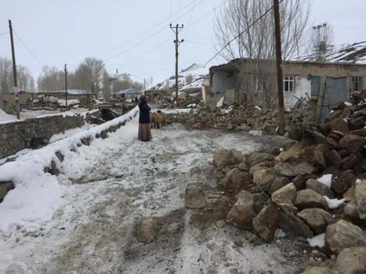 İran'da deprem oldu! Van'da onlarca ev yıkıldı