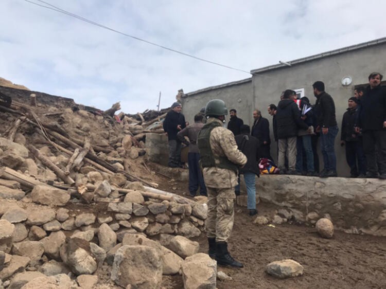 İran'da deprem oldu! Van'da onlarca ev yıkıldı