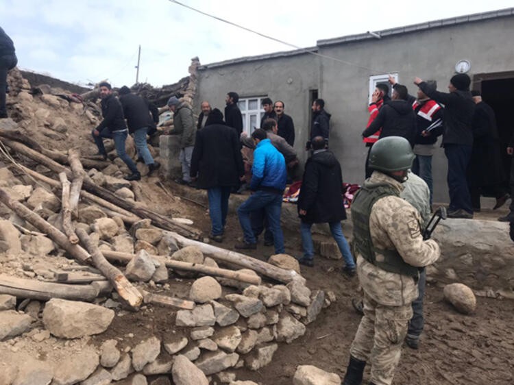 İran'da deprem oldu! Van'da onlarca ev yıkıldı