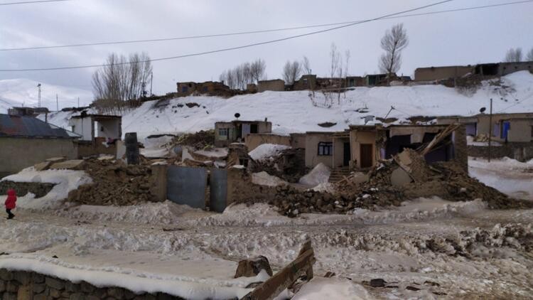 İran'da deprem oldu! Van'da onlarca ev yıkıldı