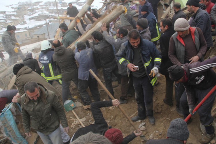 İran'da deprem oldu! Van'da onlarca ev yıkıldı