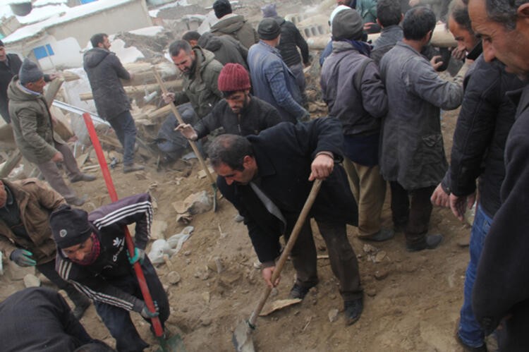 İran'da deprem oldu! Van'da onlarca ev yıkıldı