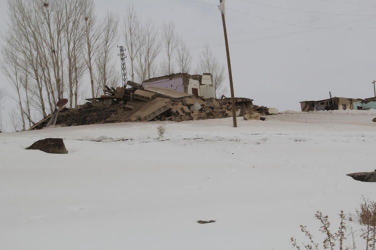 İran'da deprem oldu! Van'da onlarca ev yıkıldı