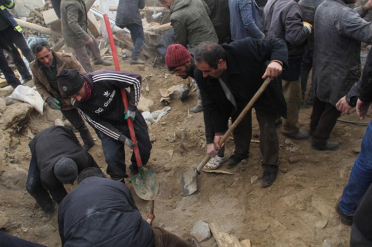 İran'da deprem oldu! Van'da onlarca ev yıkıldı