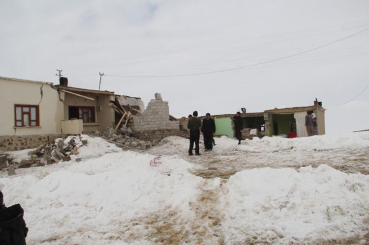 İran'da deprem oldu! Van'da onlarca ev yıkıldı