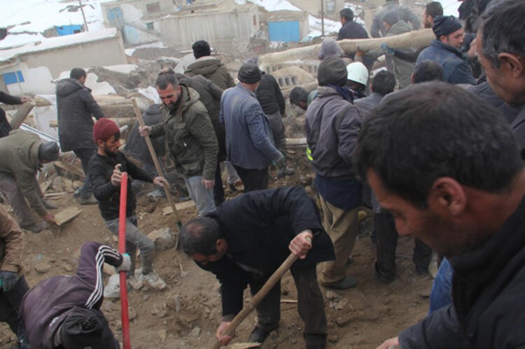 İran'da deprem oldu! Van'da onlarca ev yıkıldı