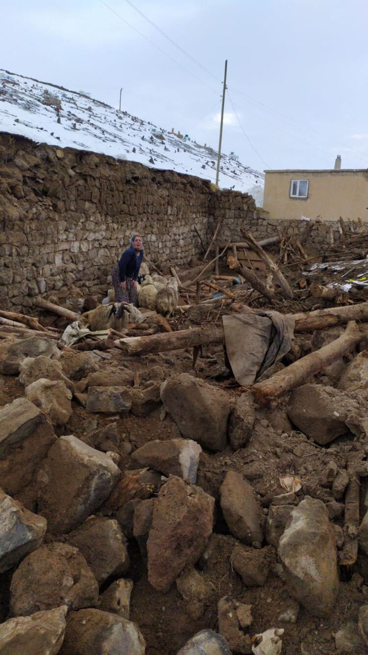 İran'da deprem oldu! Van'da onlarca ev yıkıldı