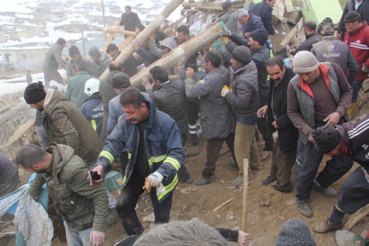 İran'da deprem oldu! Van'da onlarca ev yıkıldı