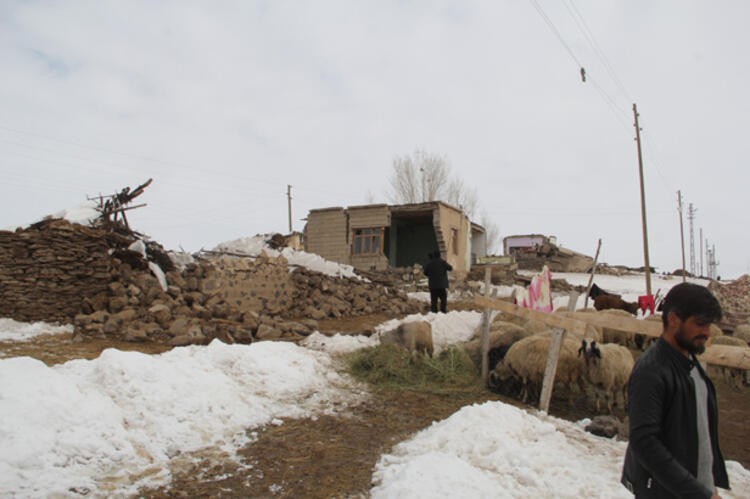 İran'da deprem oldu! Van'da onlarca ev yıkıldı