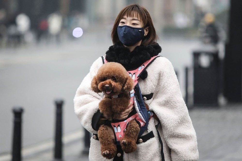 Armani korona virüsü nedeniyle boş salonda defile yaptı