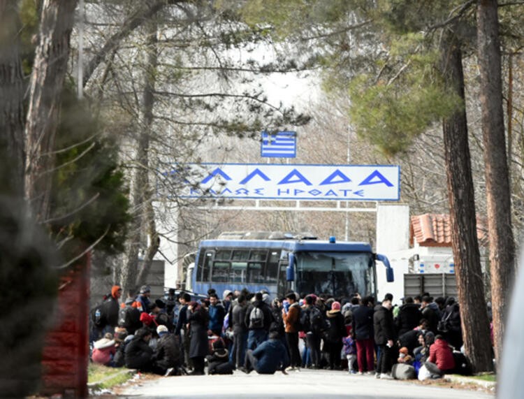 Yunanistan sınırını otobüsle kapattı