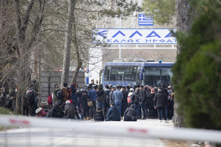 Yunanistan sınırını otobüsle kapattı