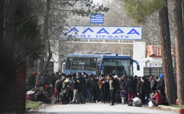 Yunanistan sınırını otobüsle kapattı