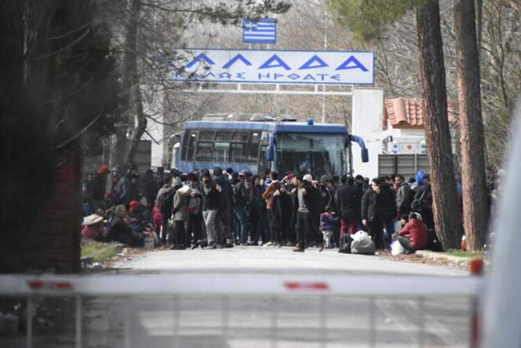 Yunanistan sınırını otobüsle kapattı