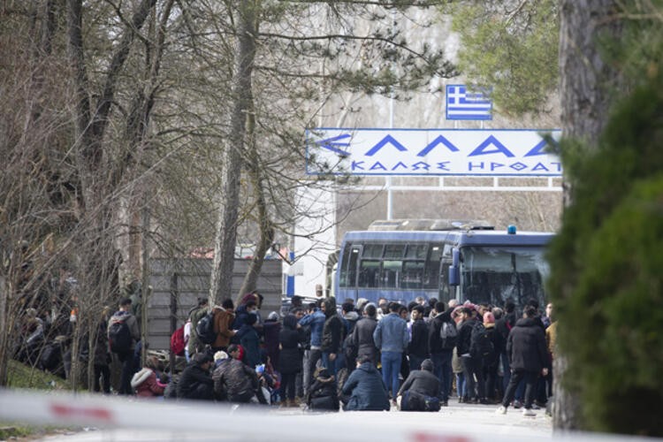 Yunanistan sınırını otobüsle kapattı