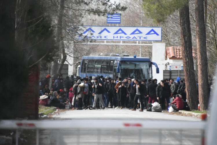 Yunanistan sınırını otobüsle kapattı