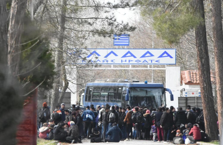 Yunanistan sınırını otobüsle kapattı