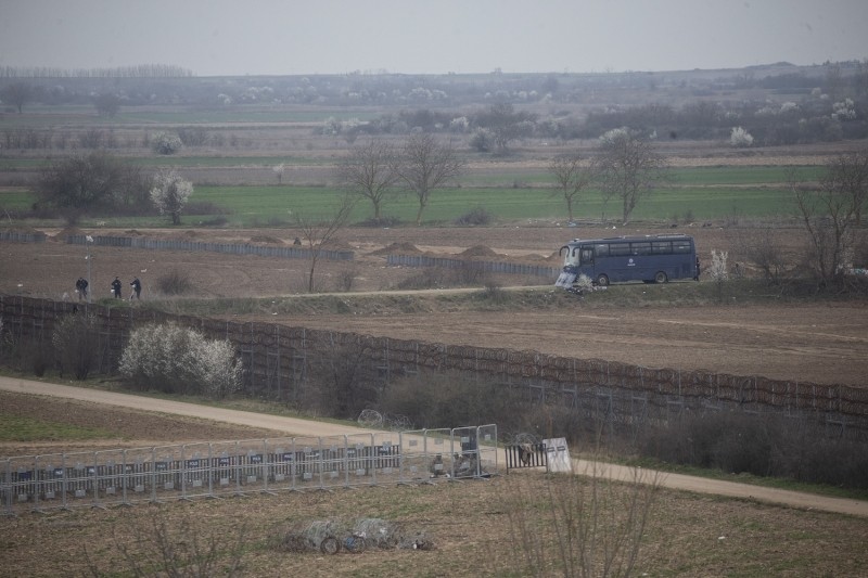 Yunanistan sınır hattına 'siper' kazıyor