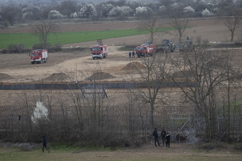 Yunanistan sınır hattına 'siper' kazıyor