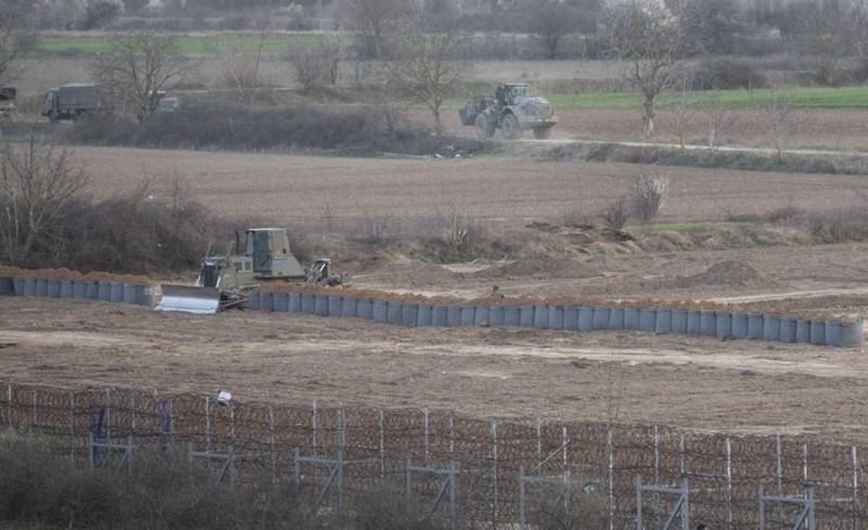 Yunanistan sınır hattına 'siper' kazıyor