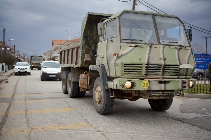 Yunanistan sınır hattına 'siper' kazıyor