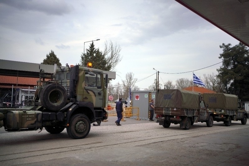 Yunanistan sınır hattına 'siper' kazıyor