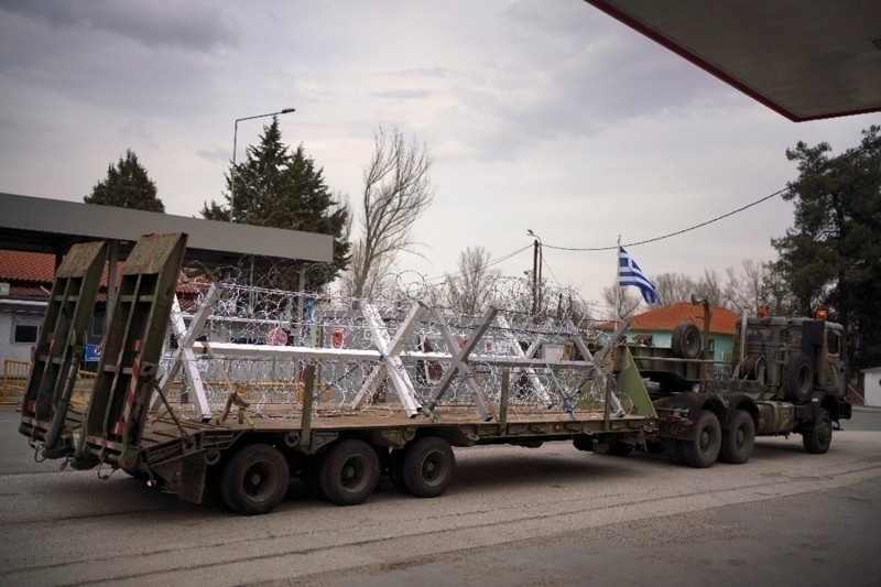 Yunanistan sınır hattına 'siper' kazıyor