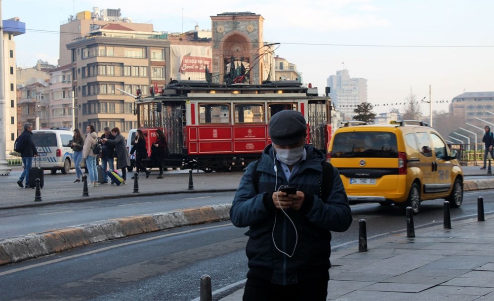 İstanbul'da vatandaşlardan toplu ulaşımda maskeli önlem