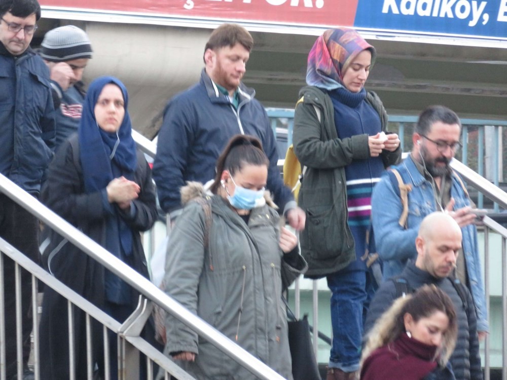 İstanbul'da vatandaşlardan toplu ulaşımda maskeli önlem