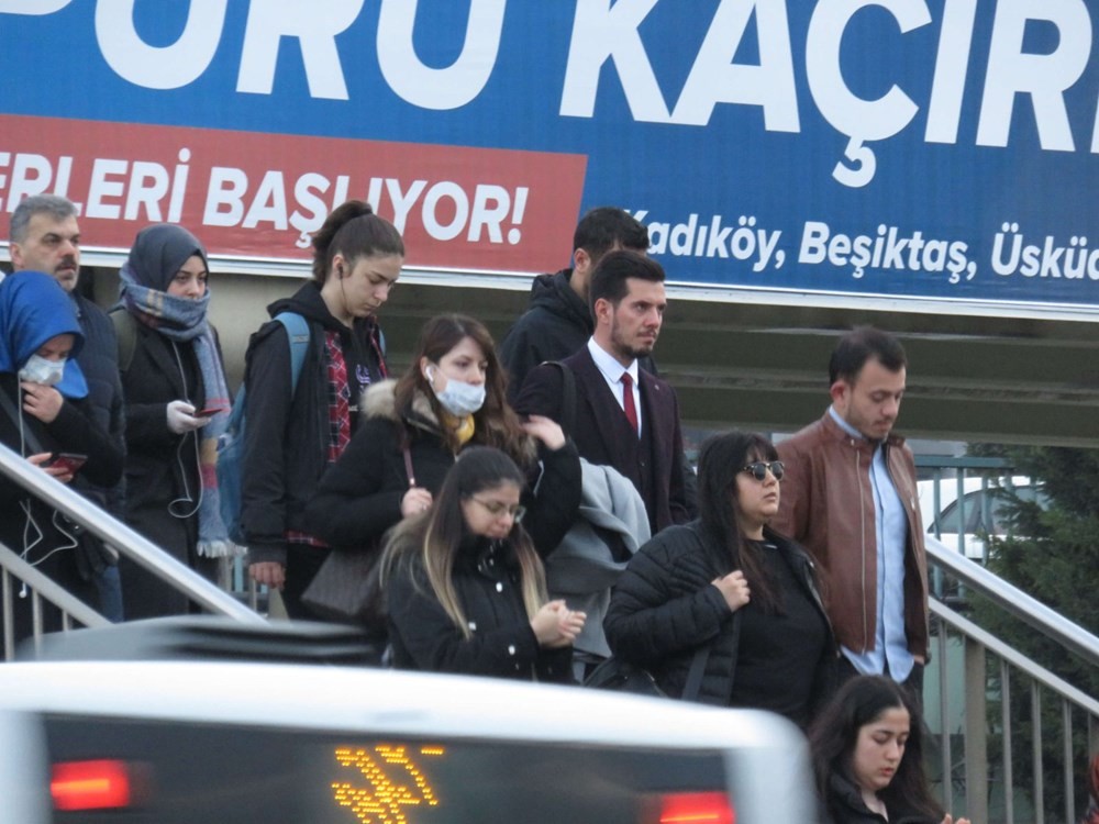 İstanbul'da vatandaşlardan toplu ulaşımda maskeli önlem