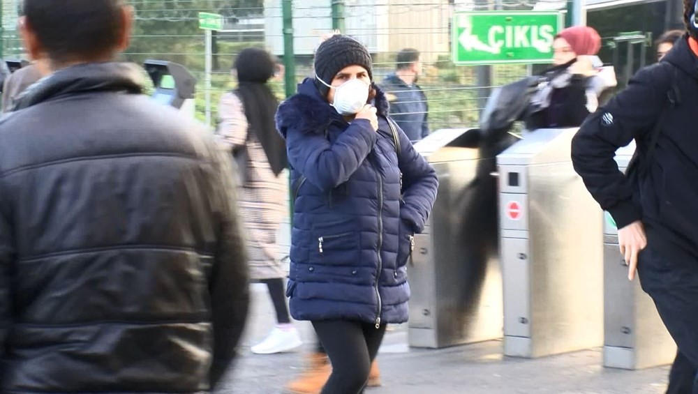 İstanbul'da vatandaşlardan toplu ulaşımda maskeli önlem