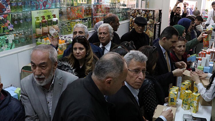 Sabahtan kuyruğa giren var! 40 metrelik 'Korona' kuyruğu