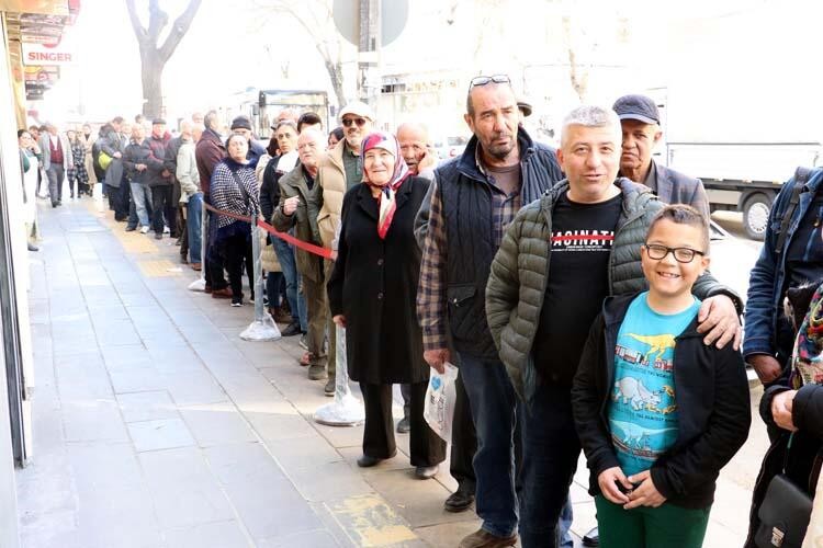 Sabahtan kuyruğa giren var! 40 metrelik 'Korona' kuyruğu