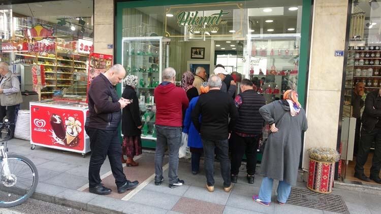 Sabahtan kuyruğa giren var! 40 metrelik 'Korona' kuyruğu