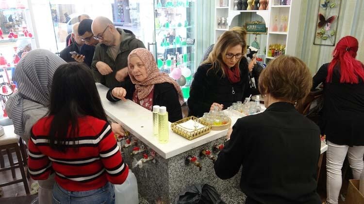 Sabahtan kuyruğa giren var! 40 metrelik 'Korona' kuyruğu