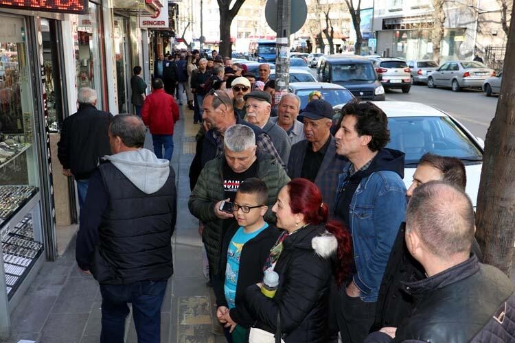 Sabahtan kuyruğa giren var! 40 metrelik 'Korona' kuyruğu