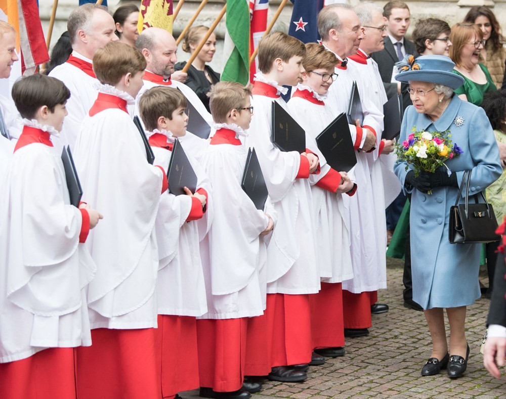 Korona nedeniyle kaçtı sanılan kraliçe Buckingham Sarayı'na dönüyor