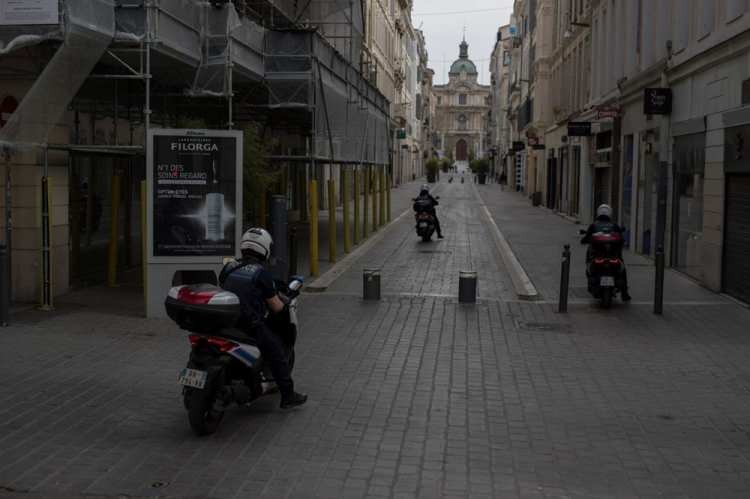 Fransa eve kapandı sokaklar boş