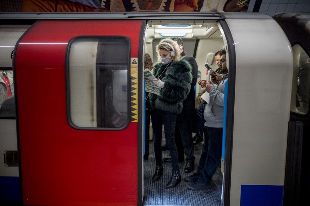 Londra metrosunda korona virüse davet çıkartan görüntüler