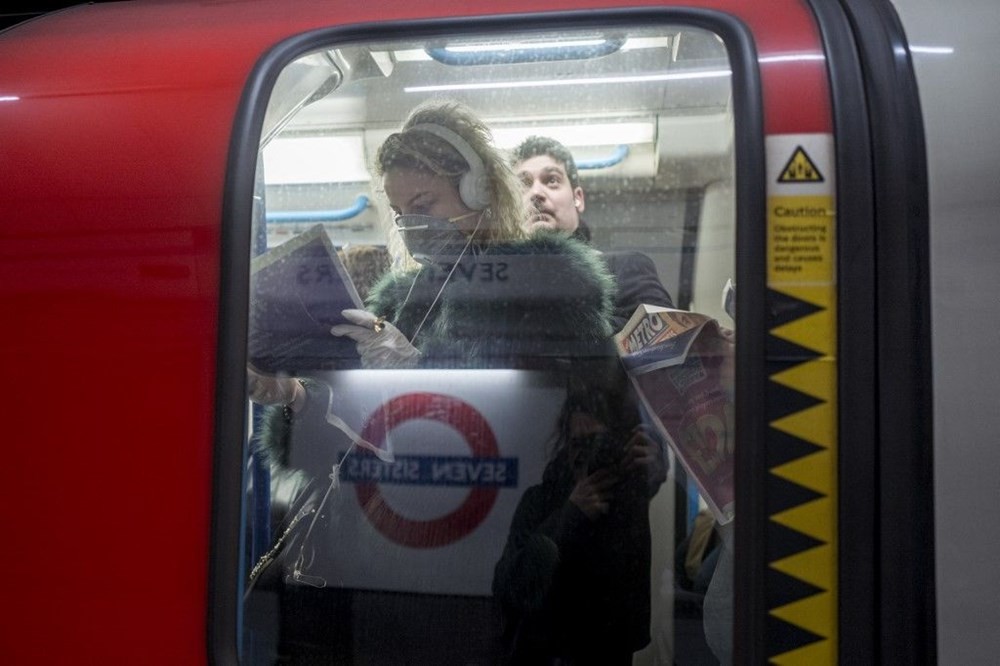 Londra metrosunda korona virüse davet çıkartan görüntüler