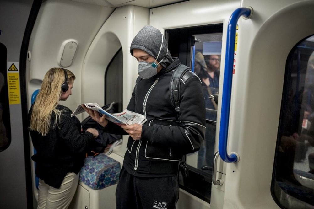 Londra metrosunda korona virüse davet çıkartan görüntüler