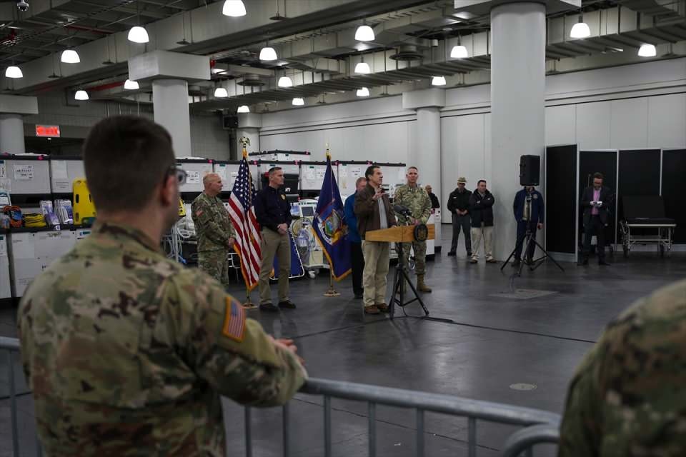 New York'un en büyük fuar alanı korona virüs hastanesi oldu