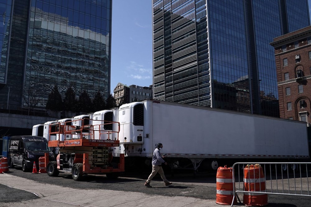 New York'ta hastane önlerine mobil morglar kuruluyor