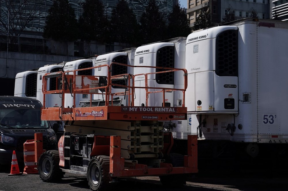 New York'ta hastane önlerine mobil morglar kuruluyor