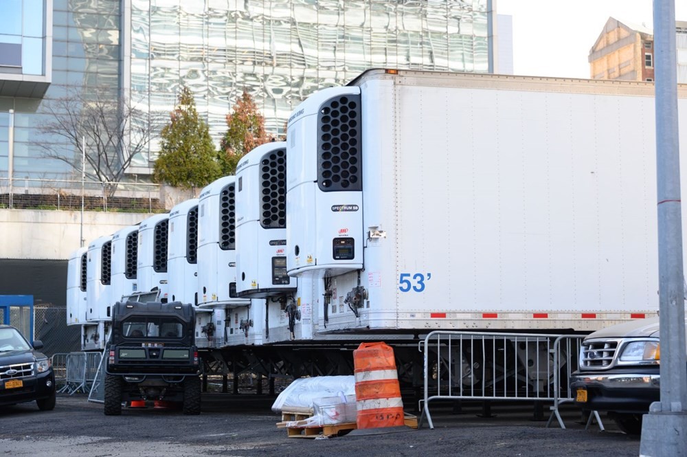 New York'ta hastane önlerine mobil morglar kuruluyor