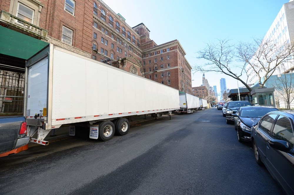 New York'ta hastane önlerine mobil morglar kuruluyor